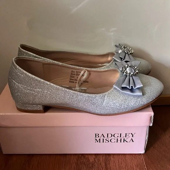 Badgley Mischka girls low heel ballerina in silver shimmer - Picture 2 of 4